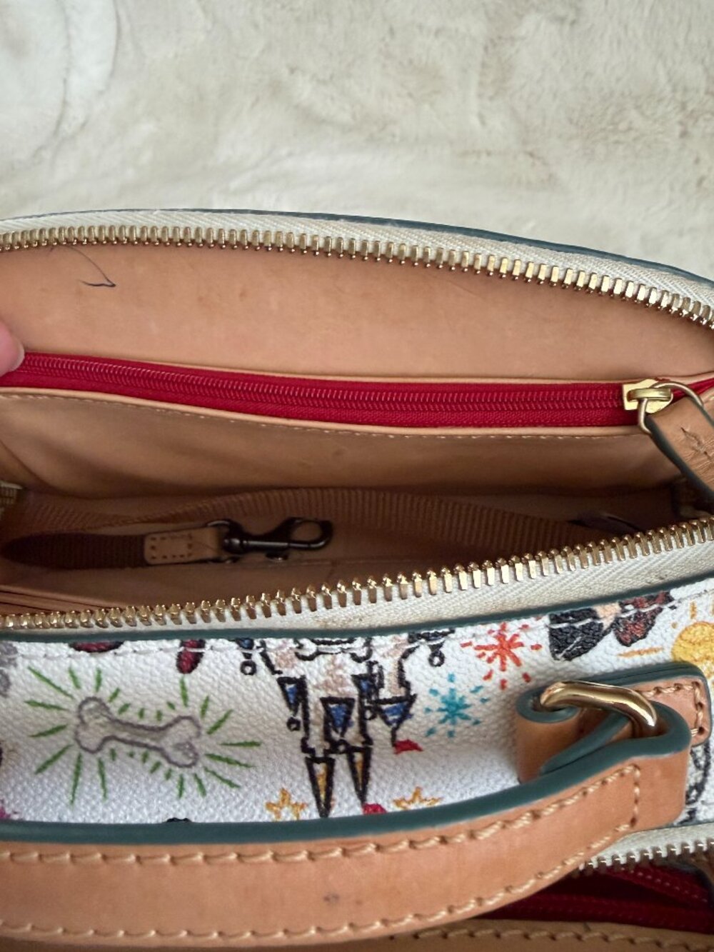 DOONEY BOURKE DISNEY PARKS DOGS AMBLER CROSSBODY BAG - Picture 15 of 16